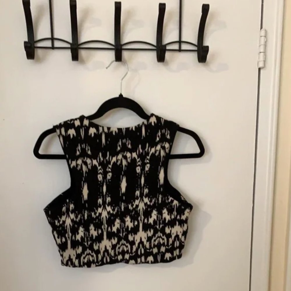 Dynamite Patterned Crop Top - Picture 3 of 3